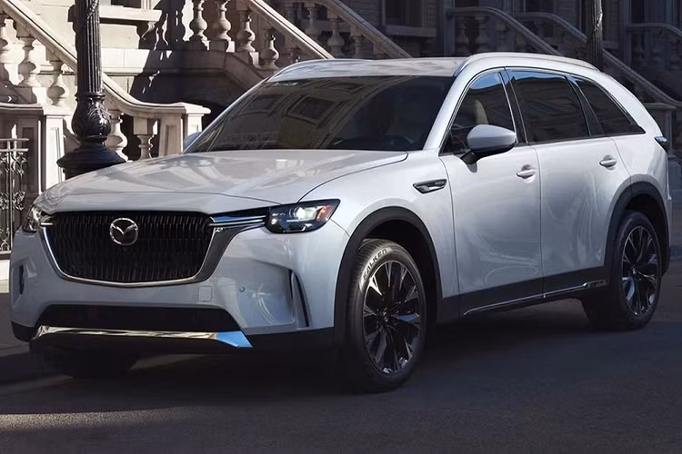 Tại buổi ra mắt CX-60 tại Philippines, Mazda đã gây bất ngờ nho nhỏ khi tung ra một đoạn clip nhá hàng mẫu SUV CX-90. Và theo xác nhận của Chủ tịch Mazda Philippines - Steven Tan, mẫu SUV Mazda CX-90 ba hàng ghế này sẽ được ra mắt vào cuối năm nay.