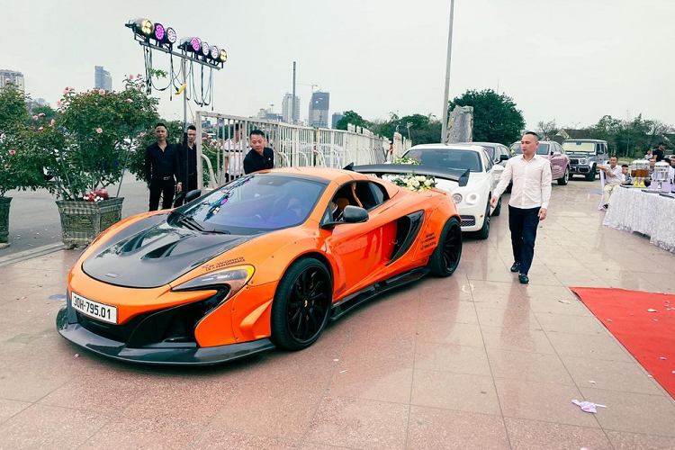 Trong đó, 1 xe Mercedes-AMG G63 mang màu xanh dương đã độ body kit Brabus, xe còn lại mang màu xám với điểm nhấn là nửa thân trên màu đen và carbon, la-zăng đa chấu cũng được sơn đen. Giá trị cho cặp xe Mercedes-AMG G63 phải trên 23 tỷ đồng.