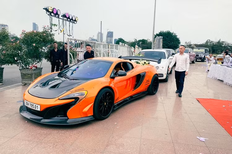 Trong đó, 1 xe Mercedes-AMG G63 mang màu xanh dương đã độ body kit Brabus, xe còn lại mang màu xám với điểm nhấn là nửa thân trên màu đen và carbon, la-zăng đa chấu cũng được sơn đen. Giá trị cho cặp xe Mercedes-AMG G63 phải trên 23 tỷ đồng.