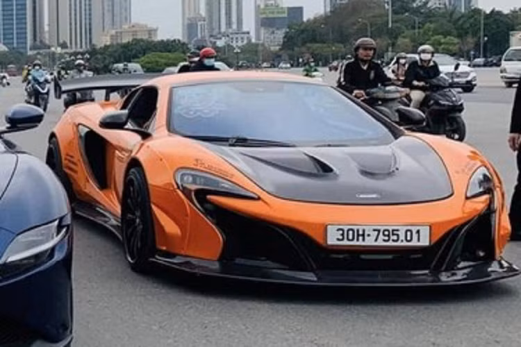 Sau cùng là 2 chiếc SUV siêu sang Bentley Bentayga với 1 xe thuộc bản tiêu chuẩn, ngoại thất sơn màu hồng rất độc đáo, xe Bentley Bentayga còn lại là bản First Edition vốn chỉ có 608 chiếc được sản xuất trên toàn thế giới và giá bán cho cặp xe này phải trên 27 tỷ đồng. Ngoài ra, đoàn xe này còn có 2 chiếc xe Mercedes-AMG G63, ở lần ăn hỏi trước, không có mẫu xe G63 nào góp mặt.