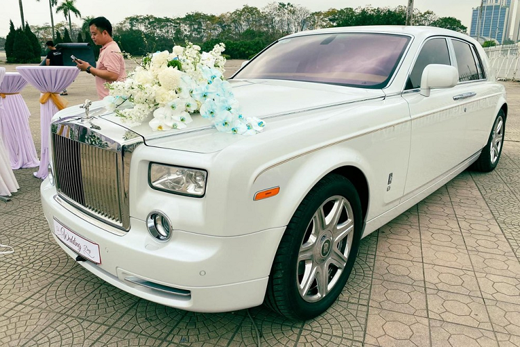 Mới đây, một đoàn xe rước dâu hơn 200 tỷ đồng với gần 20 chiếc xuất hiện trên con đường Lê Đức Thọ, Mỹ Đình, Hà Nội đã thu hút sự quan tâm của cộng đồng mạng. Thông tin chúng tôi có được, dàn xe này được 1 nữ đại gia huy động để tham dự vào lễ ăn hỏi của cháu trai mình.