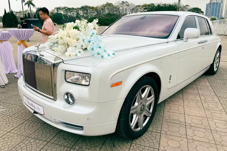 Mới đây, một đoàn xe rước dâu hơn 200 tỷ đồng với gần 20 chiếc xuất hiện trên con đường Lê Đức Thọ, Mỹ Đình, Hà Nội đã thu hút sự quan tâm của cộng đồng mạng. Thông tin chúng tôi có được, dàn xe này được 1 nữ đại gia huy động để tham dự vào lễ ăn hỏi của cháu trai mình.