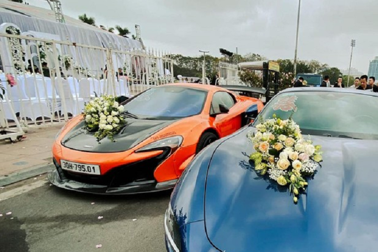 Như vậy, tổng giá trị cho dàn siêu xe rước dâu hơn 200 tỷ đồng đã góp mặt tại đám cưới khủng này, trong đó chiếc siêu xe Ferrari Roma 4 chỗ ngồi cũng có giá trên 21 tỷ đồng.