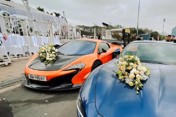 Như vậy, tổng giá trị cho dàn siêu xe rước dâu hơn 200 tỷ đồng đã góp mặt tại đám cưới khủng này, trong đó chiếc siêu xe Ferrari Roma 4 chỗ ngồi cũng có giá trên 21 tỷ đồng.