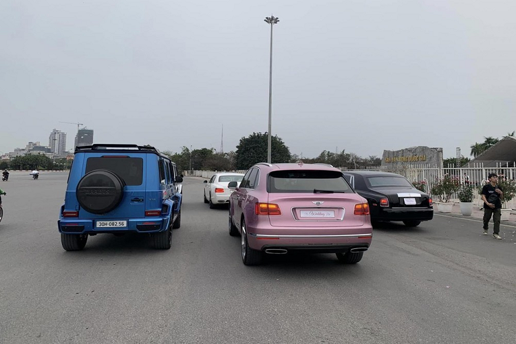 Riêng cặp xe "hắc bạch" Rolls-Royce Phantom rước dâu tại Hà Nội này đã có giá trên 35 tỷ đồng. Chưa hết, ở lần này cũng có chiếc xe siêu sang Rolls-Royce Ghost thế hệ mới góp mặt với giá bán gần 40 tỷ đồng. Như vậy, bộ 3 xe Rolls-Royce đã có giá trị 75 tỷ đồng.