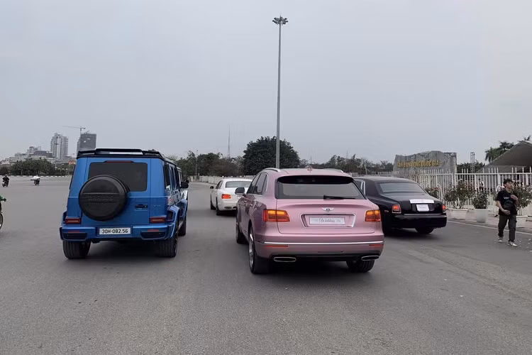 Riêng cặp xe "hắc bạch" Rolls-Royce Phantom rước dâu tại Hà Nội này đã có giá trên 35 tỷ đồng. Chưa hết, ở lần này cũng có chiếc xe siêu sang Rolls-Royce Ghost thế hệ mới góp mặt với giá bán gần 40 tỷ đồng. Như vậy, bộ 3 xe Rolls-Royce đã có giá trị 75 tỷ đồng.