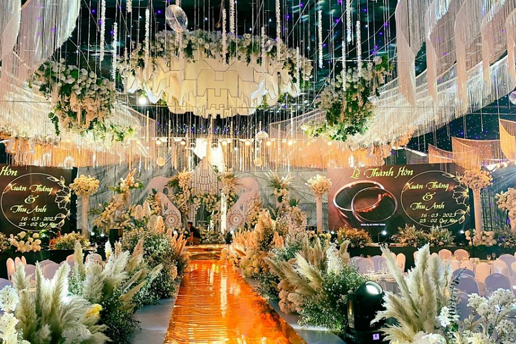 Đến nay, 1 đoàn xe khủng khác cũng được bà chủ bán siêu xe hàng đầu ở Hà Nội huy động để làm xe đưa dâu. Được biết, đám cưới này diễn ra ngay tại sân vận động quốc gia Mỹ Đình.