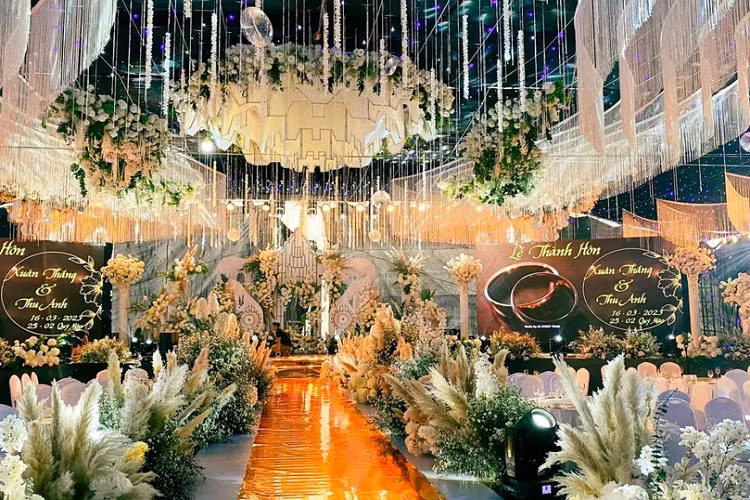 Đến nay, 1 đoàn xe khủng khác cũng được bà chủ bán siêu xe hàng đầu ở Hà Nội huy động để làm xe đưa dâu. Được biết, đám cưới này diễn ra ngay tại sân vận động quốc gia Mỹ Đình.