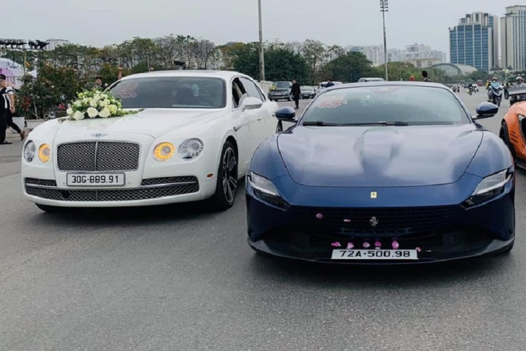 Ngoài bộ 3 xe Rolls-Royce, trong đám cưới của cháu nữ đại gia bán siêu xe ở Hà Nội còn có 4 chiếc xe siêu sang mang thương hiệu Bentley, đó là mẫu sedan Flying Spur V8 thế hệ thứ 2 giá trên 10 tỷ đồng và Coupe siêu sang Continental GT V8 bản kỷ niệm 100 năm giá trên 20 tỷ đồng.