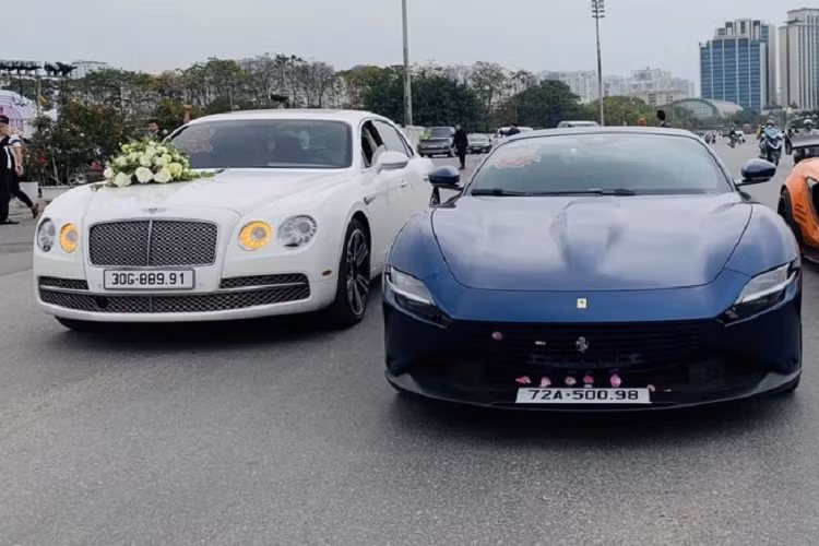 Ngoài bộ 3 xe Rolls-Royce, trong đám cưới của cháu nữ đại gia bán siêu xe ở Hà Nội còn có 4 chiếc xe siêu sang mang thương hiệu Bentley, đó là mẫu sedan Flying Spur V8 thế hệ thứ 2 giá trên 10 tỷ đồng và Coupe siêu sang Continental GT V8 bản kỷ niệm 100 năm giá trên 20 tỷ đồng.