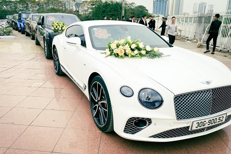 Khác với dàn khủng tại lễ ăn hỏi vào tuần trước, lần này nữ đại gia bán siêu xe ở Hà Nội đã chọn xe siêu sang Rolls-Royce Phantom bản giới hạn 100 chiếc trên toàn thế giới để rước dâu. Ngoài ra, trong đoàn xe rước dâu này còn có 1 chiếc Rolls-Royce Phantom thế hệ thứ 7 bản Series II trục cơ sở dài.