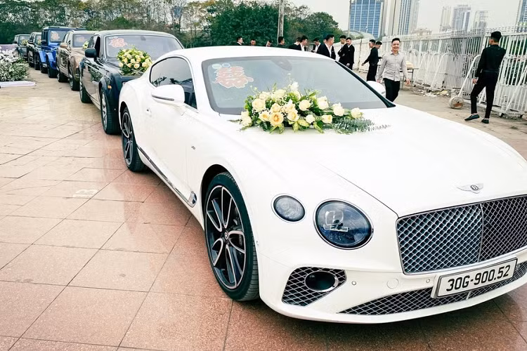 Khác với dàn khủng tại lễ ăn hỏi vào tuần trước, lần này nữ đại gia bán siêu xe ở Hà Nội đã chọn xe siêu sang Rolls-Royce Phantom bản giới hạn 100 chiếc trên toàn thế giới để rước dâu. Ngoài ra, trong đoàn xe rước dâu này còn có 1 chiếc Rolls-Royce Phantom thế hệ thứ 7 bản Series II trục cơ sở dài.