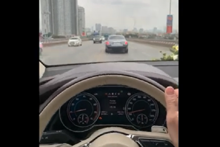 Chiếc McLaren 650S Spider này cũng là siêu xe duy nhất góp mặt, còn trong đám cưới của cháu, bà chủ showroom siêu xe lớn nhất nhì tại Việt Nam mang thêm 1 chiếc siêu xe là mẫu Ferrari Roma có ngoại thất màu xanh dương.