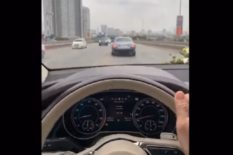 Chiếc McLaren 650S Spider này cũng là siêu xe duy nhất góp mặt, còn trong đám cưới của cháu, bà chủ showroom siêu xe lớn nhất nhì tại Việt Nam mang thêm 1 chiếc siêu xe là mẫu Ferrari Roma có ngoại thất màu xanh dương.