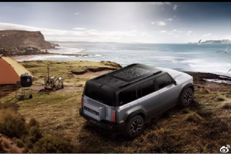 Cụm đèn hậu của xe cũng là bóng LED dựng dọc, xe có kích thước tổng thể bao gồm chiều dài x rộng x cao là 4.371 x 1.909 x 1.709 mm, chiều dài cơ sở đạt 2.700 mm.