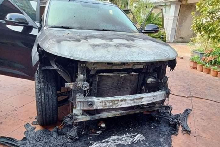 Trước đó, cộng đồng mạng liên tục chia sẻ thông tin về vụ việc xe ôtô Kia Seltos gặp sự cố cháy chỉ sau một thời gian ngắn khách hàng mua về sử dụng.