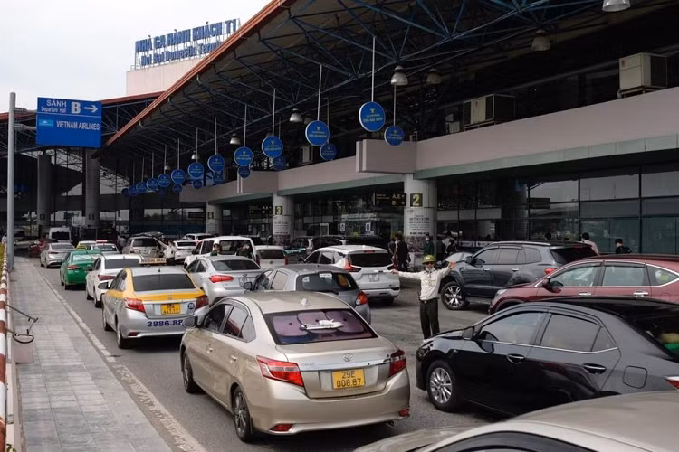 De xuat thu phi tu dong khong dung ETC voi xe oto ra vao san bay