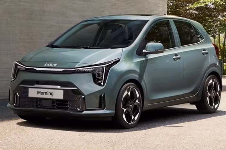 Cả 2 phiên bản Kia Morning 2024 đều được hãng xe Hàn Quốc trang bị cụm đồng hồ thông tin dạng kỹ thuật số 4,2 inch, vô lăng cùng cần số bọc da tổng hợp và màn hình giải trí trung tâm kích thước 8 inch. Cổng sạc USB Type-C cho hàng ghế sau là chi tiết chỉ xuất hiện trên Kia Morning 2024 phiên bản GT-Line.