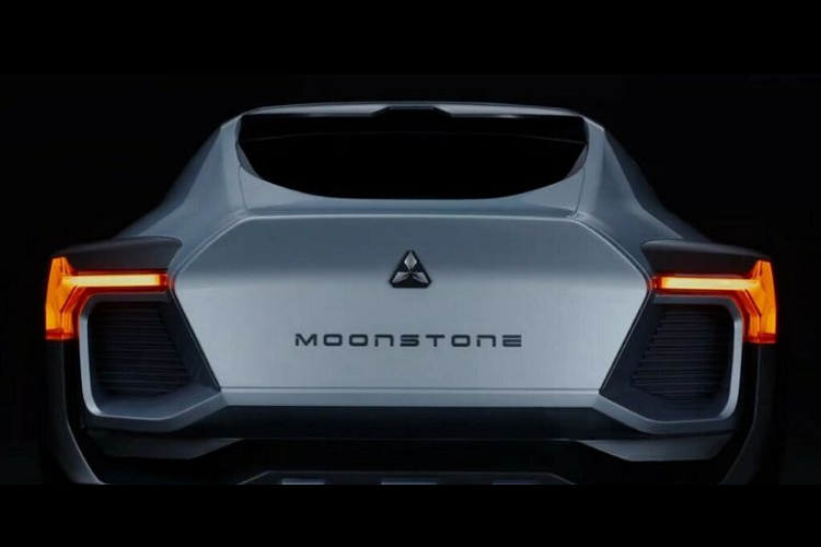 Hai bên sườn xe có lắp camera thay cho kính chiếu hậu, tương tự Mitsubishi XFC Concept. Hình dáng của mẫu xe concept này được tạo tác một cách tỉ mỉ, ốp cua lốp có kích thước khá lớn và sử dụng vật liệu nhựa tái chế. Kính chắn gió phía trước có độ dốc cao và màu đen tương đồng với cột A cũng như cửa sổ 2 bên, tạo ra sự liền mạch.