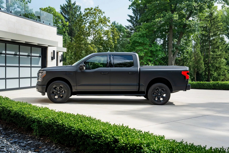 Mẫu xe bán tải Forrd F-150 Lightning Platinum Black 2024 được phát triển dựa trên Platinum có mức giá khởi điểm 99,990 USD (tương đương hơn 2,3 tỷ đồng), cao hơn giá bán của Lightning Platinum 2023 là 93.290 USD (khoảng 2,19 tỷ đồng).