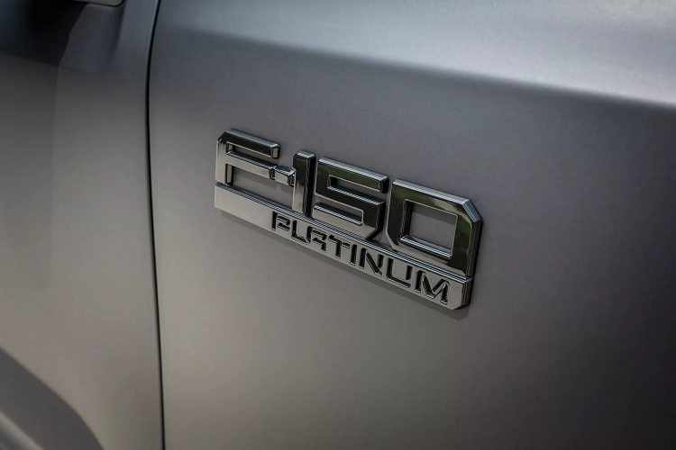 Điểm nhấn của chiếc xe này là không chỉ ngoại thất được làm đen mờ mà ngay cả bộ mâm kích thước 22 inch cùng các đai ốc cũng được sơn màu đen mờ. Tay nắm cửa Agate Black và bệ bước chân cũng sơn đen.