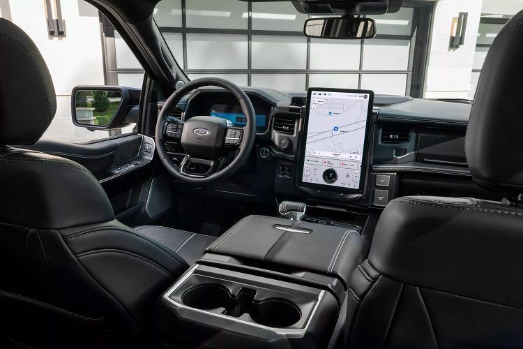 Máy phát điện tích hợp ProPower tùy chọn tự động bật nguồn khi bạn mở khóa xe, cho phép bạn không phải khởi động xe trước khi cắm thiết bị. Ford nói rằng những nâng cấp này sẽ được cung cấp dưới dạng cập nhật phần mềm cho các chủ sở hữu hiện tại của Lightnings 2022 và 2023.