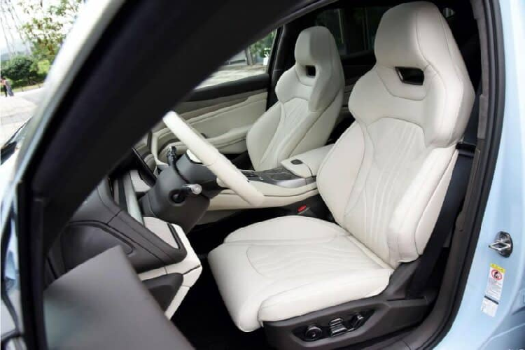 Điểm hấp dẫn của Denza N7 phải nói ngoại thất thiết kế rất thể thao, mới lạ, và đầy tính công nghệ, chẳng hạn, phần hốc gió của xe được tích hợp công nghệ đèn LED có thể biểu thị các hình ảnh khác nhau, rất tinh nghịch, tiếp đến là dải đèn LED được sắp xếp theo kiểu dáng răng nanh, cụm đèn pha LED cũng rất gọn gàng.