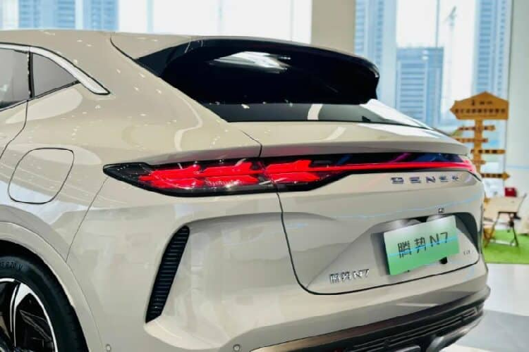 Việc giao SUV coupe chạy hoàn toàn bằng điện Denza N7 dự kiến sẽ bắt đầu vào giữa tháng 7, trong đó, những khách hàng đã đặt hàng trước phải bắt buộc thực hiện các khoản thanh toán cần thiết cho chiếc xe của họ, bao gồm tiền đặt cọc cũng như cam kết thanh toán theo đúng tiến độ.
