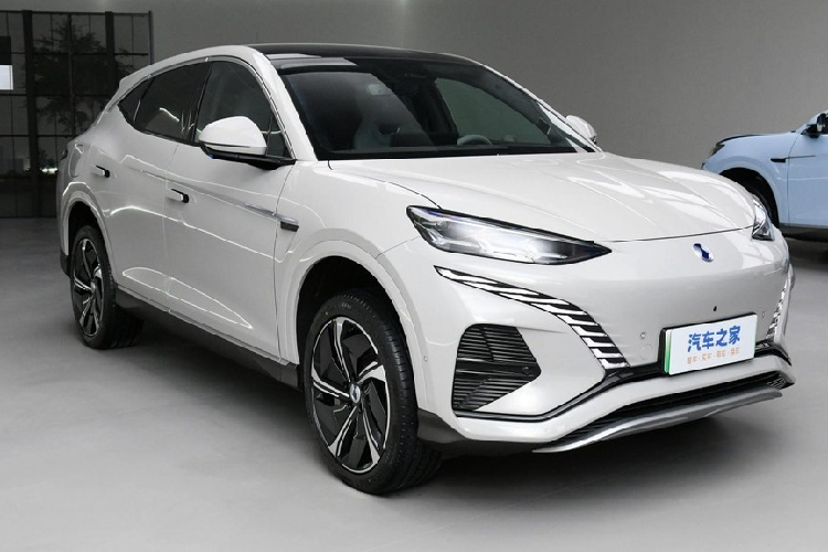 Trong đó, vào ngày 3/7, Denza đã chính thức ra mắt mẫu SUV coupe chạy hoàn toàn bằng điện đầu tiên của mình mang tên gọi N7. Xe có tổng cộng 6 phiên bản cho các khách hàng tha hồ lựa chọn. Mức giá xe Denza N7 2024 dao động từ 301.800 nhân dân tệ đến 379.800 nhân dân tệ, khoảng 41.600 – 52.400 USD (tương đương 974 đến 1,23 tỷ đồng).