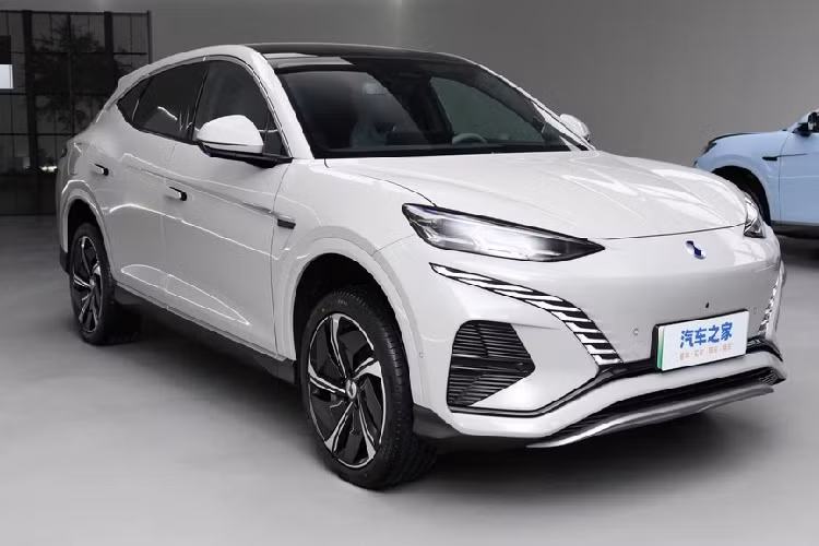 Trong đó, vào ngày 3/7, Denza đã chính thức ra mắt mẫu SUV coupe chạy hoàn toàn bằng điện đầu tiên của mình mang tên gọi N7. Xe có tổng cộng 6 phiên bản cho các khách hàng tha hồ lựa chọn. Mức giá xe Denza N7 2024 dao động từ 301.800 nhân dân tệ đến 379.800 nhân dân tệ, khoảng 41.600 – 52.400 USD (tương đương 974 đến 1,23 tỷ đồng).