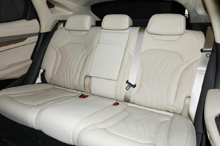 Tiếp đến là nội thất xe Denza N7 "ngập mùi" công nghệ với bảng đồng hồ LCD và màn hình giải trí dành cho hành khách đều có kích thước 10,25 inch. Màn hình điều khiển trung tâm có kích thước 17,3 inch, độ phân giải màn hình 2K, tương thích với hệ điều hành Harmony OS của Huawei trong tương lai. Ngoài 3 màn hình này còn có AR-HUD hỗ trợ định vị và 2 màn hình cạnh 2 cửa gió điều hòa để hiển thị nhiệt độ. Ghế được bọc da Nappa. Không gian cốp phía trước có thể chứa một chiếc vali 20 inch.