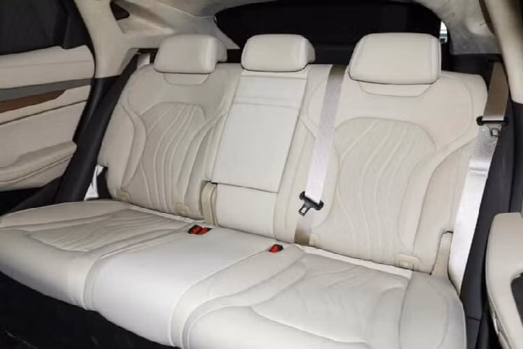 Tiếp đến là nội thất xe Denza N7 "ngập mùi" công nghệ với bảng đồng hồ LCD và màn hình giải trí dành cho hành khách đều có kích thước 10,25 inch. Màn hình điều khiển trung tâm có kích thước 17,3 inch, độ phân giải màn hình 2K, tương thích với hệ điều hành Harmony OS của Huawei trong tương lai. Ngoài 3 màn hình này còn có AR-HUD hỗ trợ định vị và 2 màn hình cạnh 2 cửa gió điều hòa để hiển thị nhiệt độ. Ghế được bọc da Nappa. Không gian cốp phía trước có thể chứa một chiếc vali 20 inch.