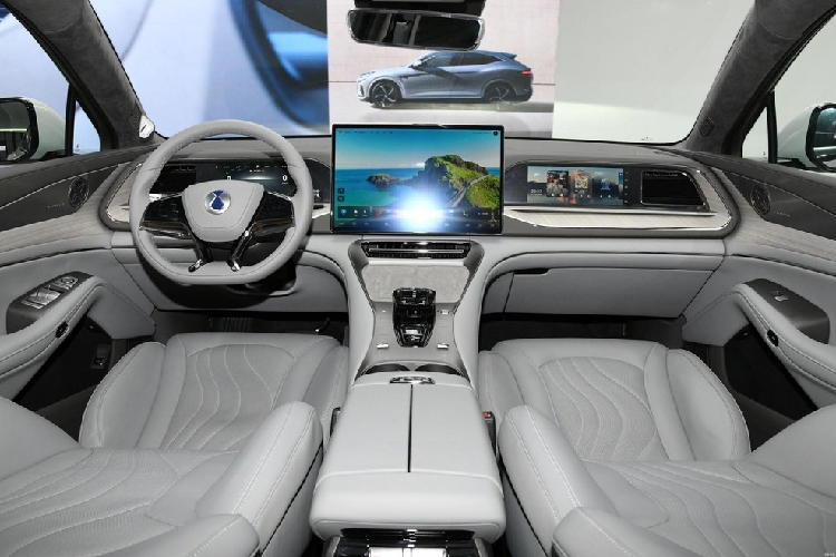 Theo thông báo của hãng xe Trung Quốc, chỉ trong vòng 24 giờ kể từ khi ra mắt, đơn đặt hàng cho Denza N7 2024 chạy điện đã đạt 11.687 chiếc, 1 con số cực kỳ ấn tượng và nó cho thấy, sức hấp dẫn của chiếc xe điện do liên doanh BYD - Mercedes Benz hợp tác sản xuất.