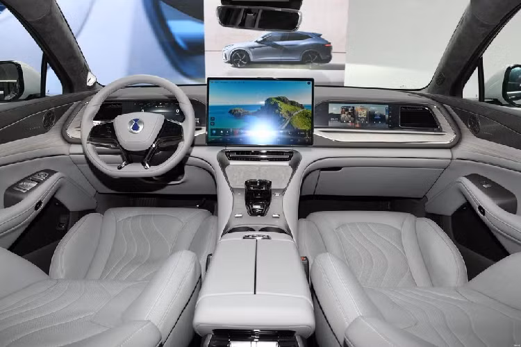 Theo thông báo của hãng xe Trung Quốc, chỉ trong vòng 24 giờ kể từ khi ra mắt, đơn đặt hàng cho Denza N7 2024 chạy điện đã đạt 11.687 chiếc, 1 con số cực kỳ ấn tượng và nó cho thấy, sức hấp dẫn của chiếc xe điện do liên doanh BYD - Mercedes Benz hợp tác sản xuất.