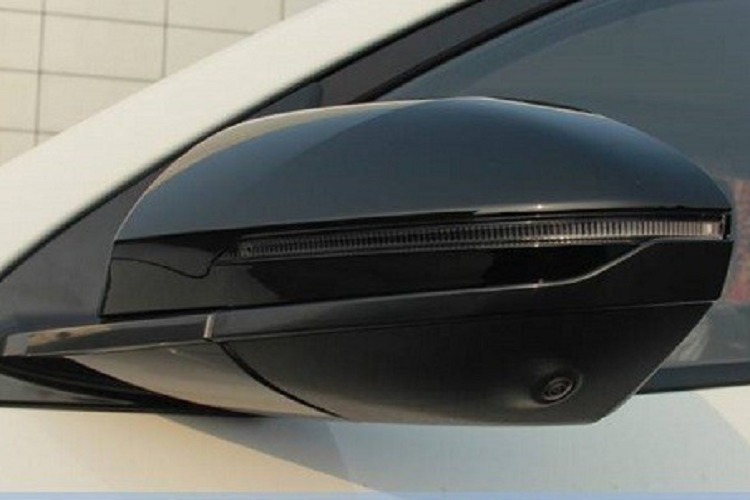 Ghế ngồi bọc da màu đen cùng chỉ màu đỏ, phía dưới bảng điều khiển trung tâm được bố trí gọn gàng. Nhìn cách bố trí này, không ít người liên tưởng đến nội thất xe Elantra. Chưa hết, hình ảnh này cũng cho thấy xe có vô lăng 4 chấu, vát chéo, tất nhiên là có chi chít nút bấm xuất hiện trên tay lái.