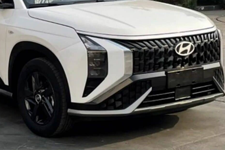 Ở phía sau, các nhà thiết kế của Hyundai đã tạo ra cụm đèn hậu hình chữ nhật bo tròn trải dài hết phần đuôi cho chiếc xe này, đồng thời thêm logo chữ cái thương hiệu Hyundai ở chính giữa, nếu là fan của Dodge, bạn có thể thấy đèn hậu này thực chất là dạng mở rộng và vuông vức.