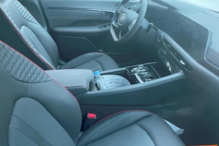 Những hình ảnh hiếm hoi về nội thất của xe SUV Hyundai Mufasa 2024 cho thấy chiếc xe mới sử dụng màn hình đôi cho bảng đồng hồ và màn hình giải trí, thiết kế quen thuộc của các mẫu xe ô tô ngày nay, ngoài ra, xe còn có một màn hình nhỏ dưới cửa gió của máy điều hòa.