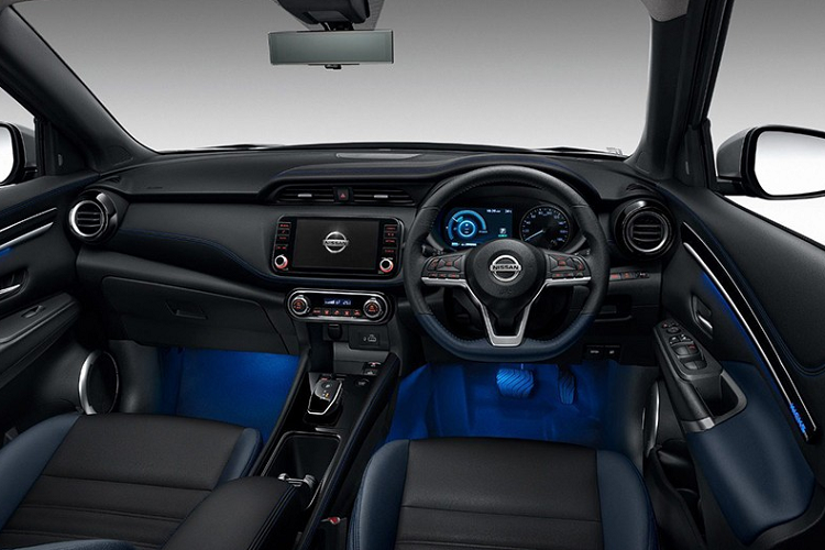 Ngoài những thay đổi trên, Nissan Kicks e-Power 2023 không có gì khác so với phiên bản cũ. Xe vẫn đi kèm lưới tản nhiệt màu đen bóng, đèn pha LED tự động bật/tắt, điều chỉnh luồng sáng cao/thấp và chờ dẫn đường, dải đèn LED định vị ban ngày, đèn LED báo rẽ tuần tự, đèn sương mù LED, đèn hậu LED, cản trước/sau sơn cùng màu thân xe
