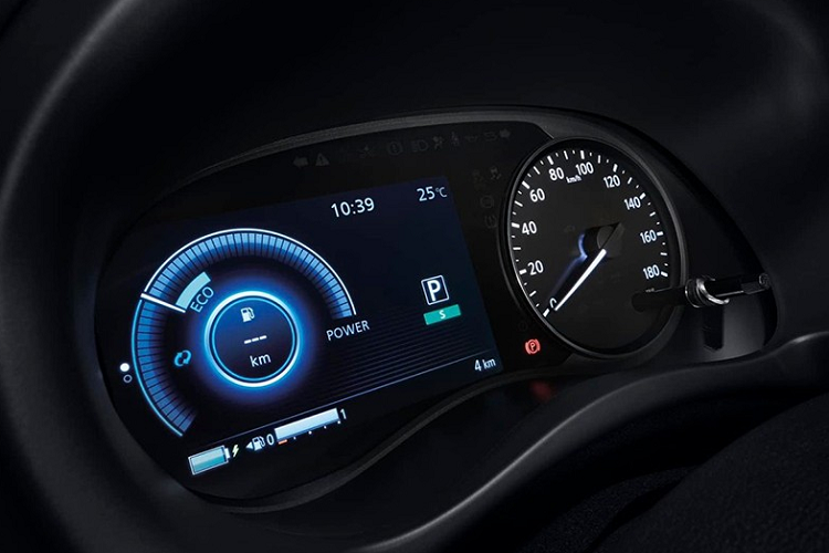 Vành hợp kim 17 inch, gương chiếu hậu gập điện/chỉnh điện/tự động gập khi cửa khóa/tích hợp đèn báo rẽ, baga nóc cũng như anten vây cá mập. Bên trong Nissan Kicks e-Power 2023 tại thị trường Thái Lan là không gian nội thất màu đen với ghế bọc da, ghế lái chỉnh điện, hàng ghế sau gập 60:40, vô lăng chỉnh 4 hướng