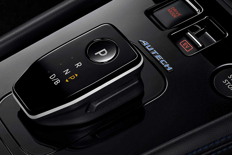 Tích hợp phím chức năng, màn hình màu TFT trong bảng đồng hồ, màn hình cảm ứng trung tâm 8 inch, hỗ trợ Apple CarPlay/Android Auto, điều khiển bằng giọng nói, ổ điện 12V, hệ thống âm thanh 6 loa, khởi động nút bấm, chìa khóa thông minh, cần số điện tử và gương chiếu hậu kỹ thuật số. Tuy nhiên, xe không có cửa gió điều hòa dành cho hàng ghế sau.