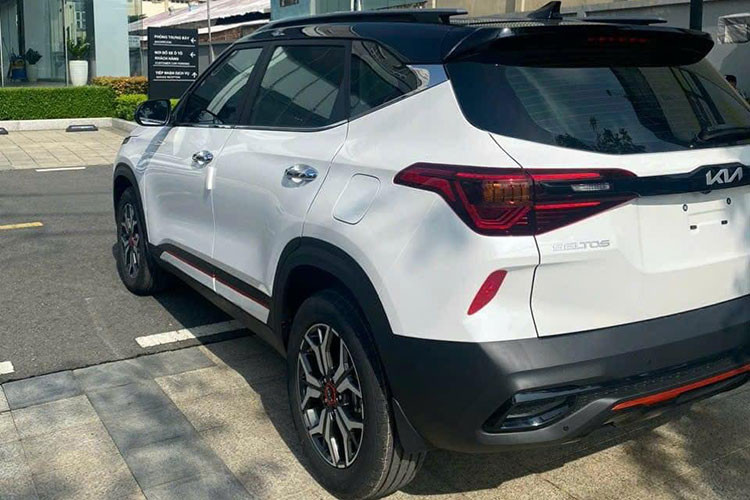 Bên dưới nắp ca-pô của Kia Seltos X-Line là khối động cơ 1.4L tăng áp, sản sinh công suất cực đại 138 mã lực, mô-men xoắn tối đa 242 Nm. Khối động cơ này làm việc chung với hộp số ly hợp kép 7 cấp cùng hệ dẫn động cầu trước. Mức giá xe Kia Seltos X-Line 2023 chốt mức 714 triệu đồng.