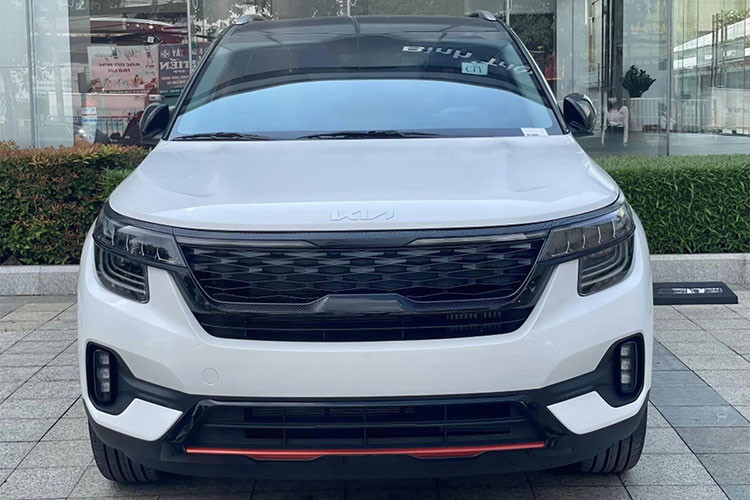 Việc bổ sung thêm phiên bản KIA Seltos X-Line nhằm mục đích mang đến cho khách hàng một danh mục phiên bản phong phú, tăng tính cạnh tranh cho Seltos trong bối cảnh phân khúc SUV/CUV cỡ B ngày càng thu hẹp thị phần do sự hiện diện của loạt xe mới. Gần đây nhất là màn đổ bộ của "tân binh" Toyota Yaris Cross có giá từ 740 triệu đồng.