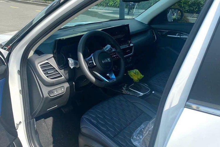 Nội thất Seltos X-Line có các hàng ghế bọc da màu xanh Indigo Pera và thêu logo X-Line, bọc cần số và bệ tỳ tay có viền chỉ màu xám. Ngoài ra, xe còn có thêm rèm che nắng phía sau.