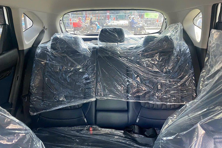 Các trang bị khác gồm; vô lăng chỉnh điện, 6 loa, ghế chỉnh điện có nhớ vị trí, rèm che nắng hàng ghế sau và phanh điện tử,... Trang bị an toàn trên xe gồm có cảnh báo điểm mù, cảm biến va chạm sau, camera 360 độ và 6 túi khí.