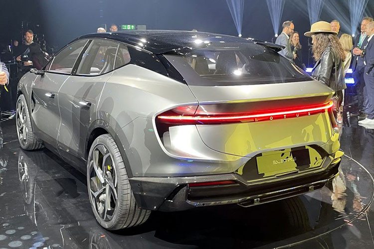 Gói Parking Assist Pack sẽ bao gồm phanh khẩn cấp khi đỗ, hỗ trợ phanh tự động và hỗ trợ đỗ xe điều khiển từ xa. Gói Highway Assist Pack gồm có hệ thống hỗ trợ lái trên cao tốc, hỗ trợ đánh lái khi có nguy cơ va chạm, hỗ trợ chuyển làn tự động khi người lái bật đèn xi nhan và cảm biến LiDAR.