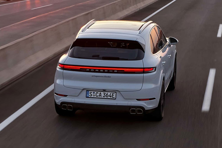 Tổng công suất của hệ thống hybrid này là 512 mã lực và mô-men xoắn 750 Nm, cho khả năng tăng tốc 0-100 km/h trong 4,7 giây và tốc độ tối đa đạt 263 km/h.