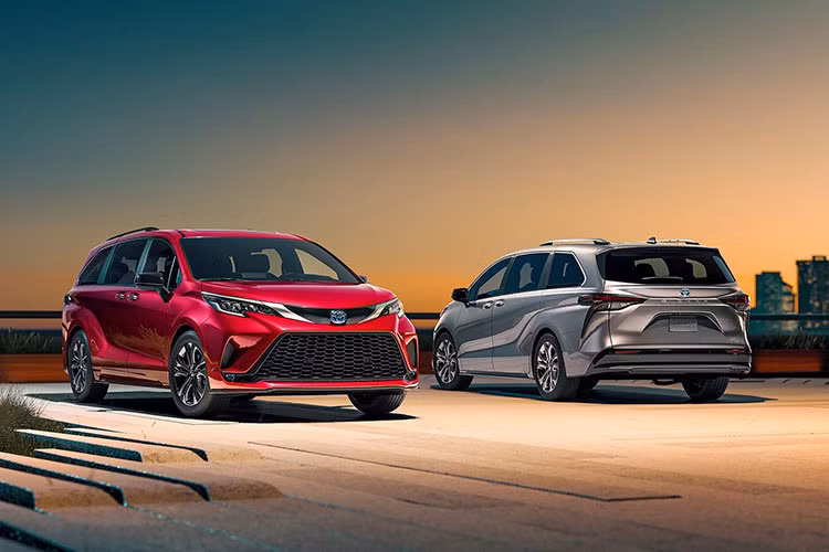 Mức giá xe Toyota Sienna 2024 khởi điểm là 37.185 USD (907 triệu đồng), cao hơn một chút so với phiên bản trước đó có giá khởi điểm là 36.885 USD. Tại thị trường Việt Nam, mẫu MPV này có thể xếp chung phân khúc với Kia Carnival nhưng không được nhập khẩu chính hãng mà phải thông qua đại lý tư nhân nhập về.