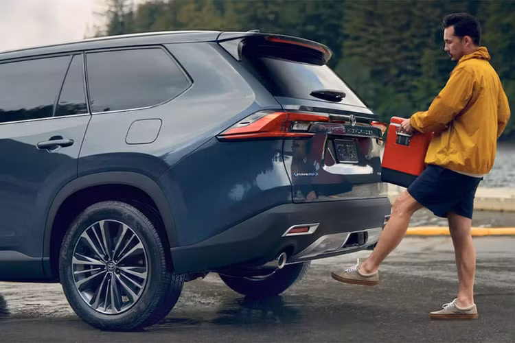 Ấn tượng nhất của Toyota Sienna nằm ở mức tiêu hao nhiên liệu rất thấp, ở mức 6,5 lít/100 km. Điều này có được nhờ động cơ 4 xy-lanh dùng công nghệ hybrid cho ra công suất tối đa 245 mã lực và mô-men xoắn cực đại 238 Nm. Dự kiến xe sẽ có mặt tại các đại lý tại Mỹ vào tháng tới.