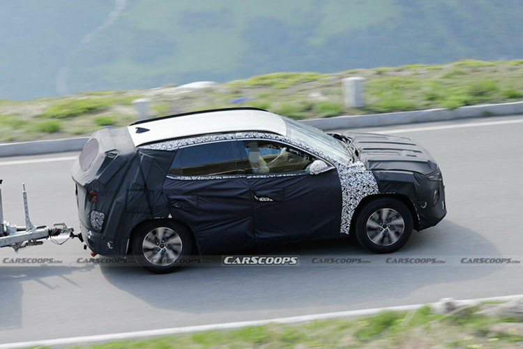 Theo một số nguồn tin, xe sẽ chính thức ra mắt tại thời điểm quý II hoặc quý III năm 2024. Nhìn chung, thiết kế của Hyundai Tucson thế hệ mới vẫn khá giống với phiên bản cũ. Một số điểm mới có thể nhận ra là cụm lưới tản nhiệt đã được thu nhỏ lại và cản trước vuông vức hơn.