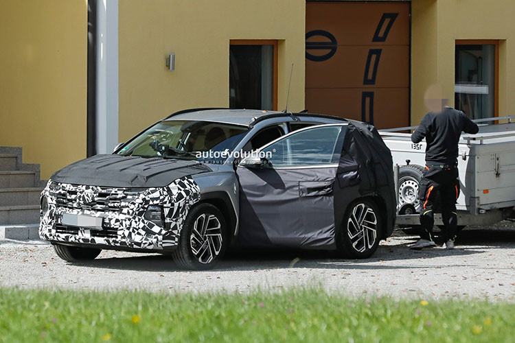 Toàn bộ khu vực phía sau, bao gồm đèn pha, nóc cốp, cản sau và cột D được dự đoán sẽ có nhiều thay đổi quan trọng, bởi Hyundai rất chú trọng che đi khu vực này.